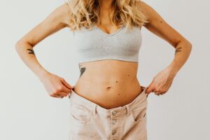 femme avec pantalon trop large
